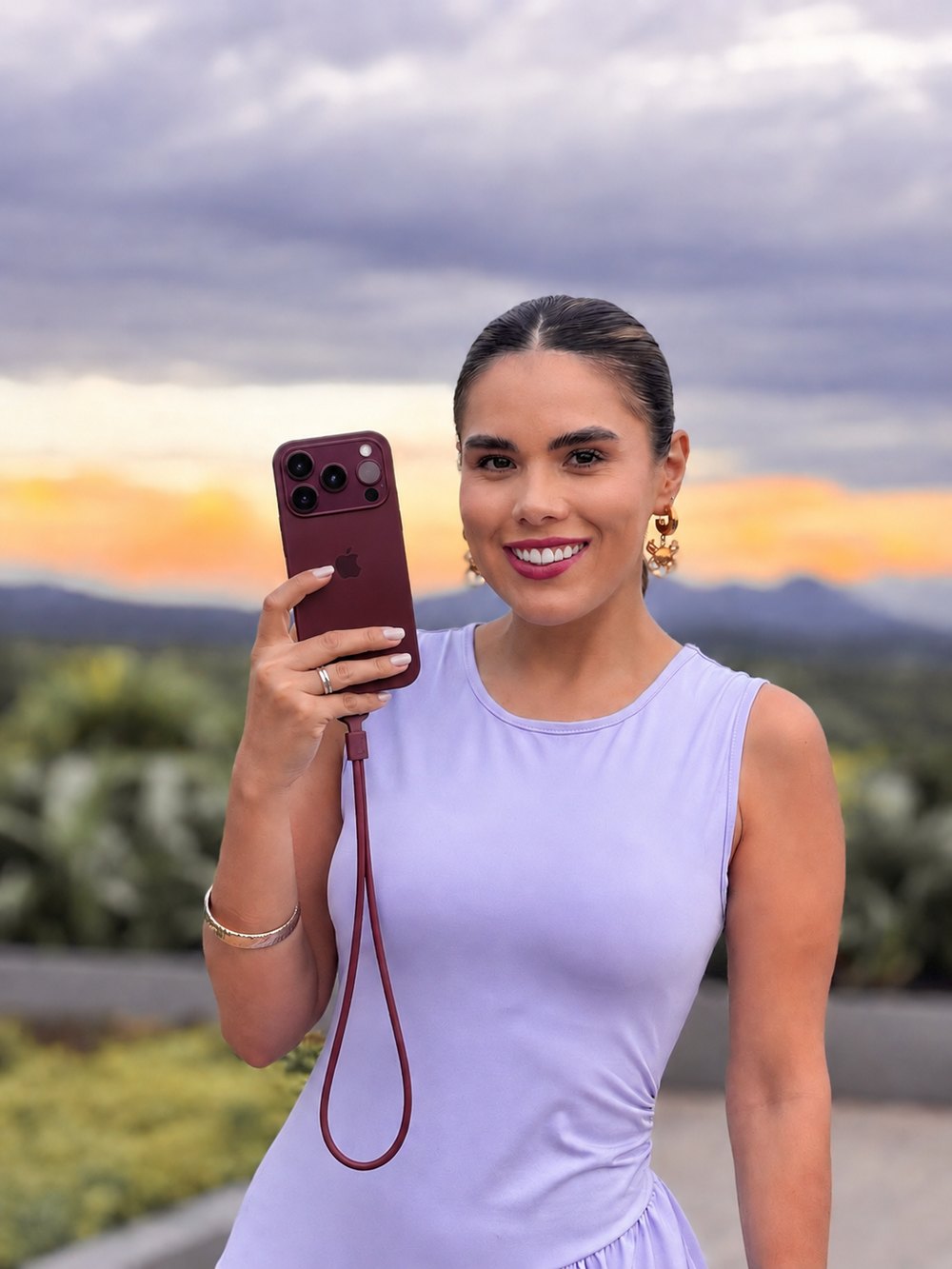 Tatiana Márquez sosteniendo un celular en un paisaje, transformada con IA